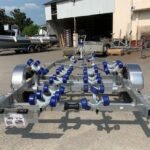 Porte Bateau Immergeable Sun Way – D2418 – Ptac : 1800KG – Kit Rouleaux – 1 Essieu FreinÉ